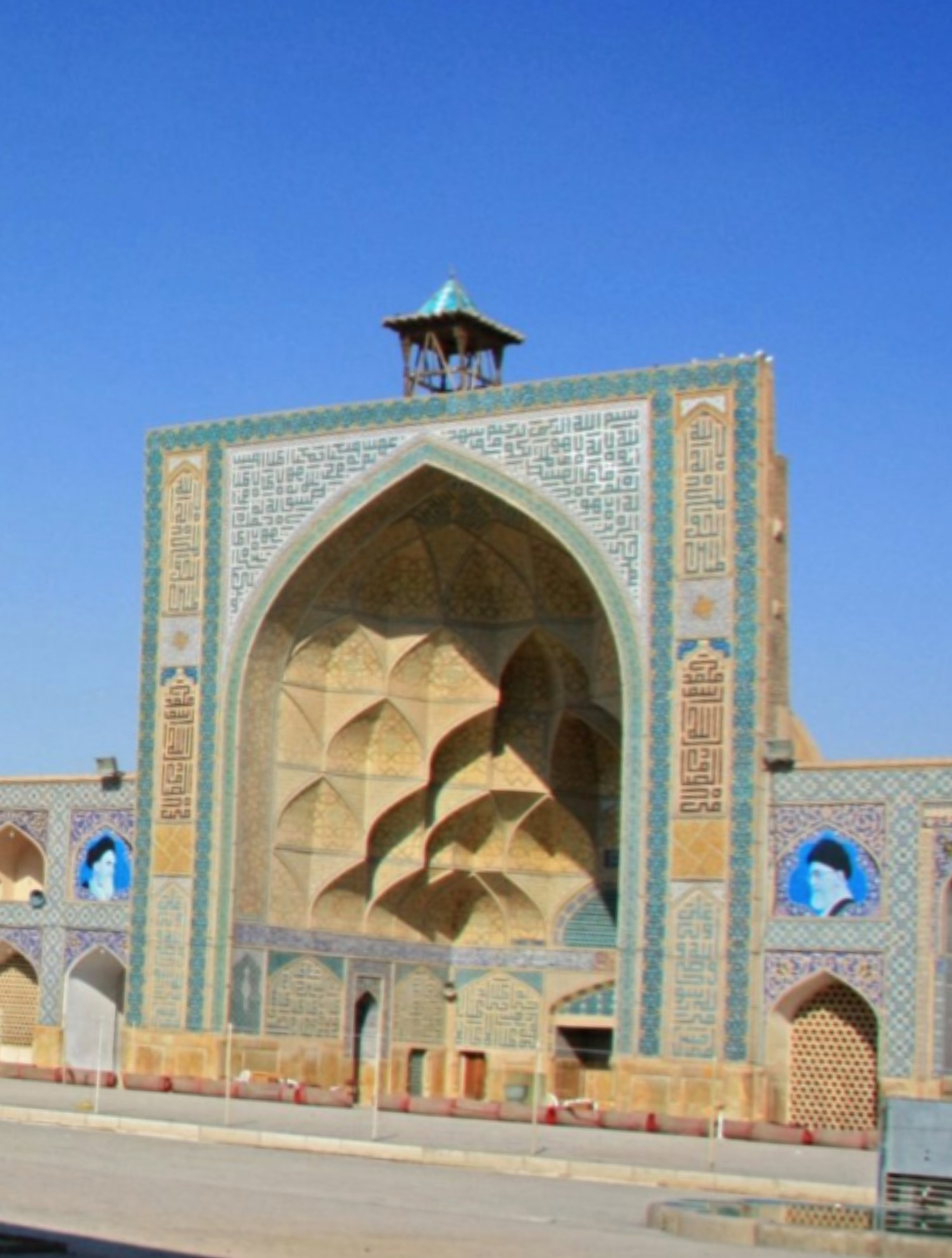 Grosse Mosche von Isfahan: A large ornate building with a pointed arch niche.